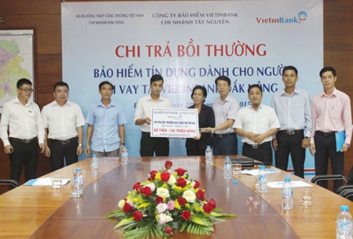 Trao tiền bồi thường bảo hiểm VietinCare cho gia đình ông Phạm Đức Sơn